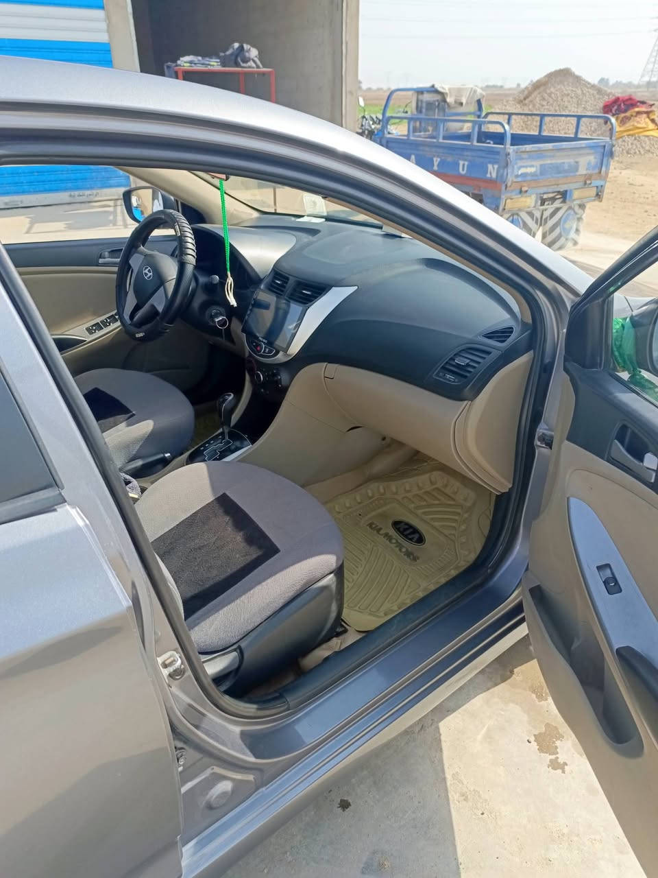 للبيع اكسنت 16 محرك 1400 ماشيه 150 خليجي رقمهه نجف مكفوله كفاله عامه ماعده الباب الخلفي مصبوغ السياره خير من الله مامتعوبه بسمي تحويل ثاني يوم  مكان السياره واسط  السعر 105 وبيها مجال للاستفسار ***********
