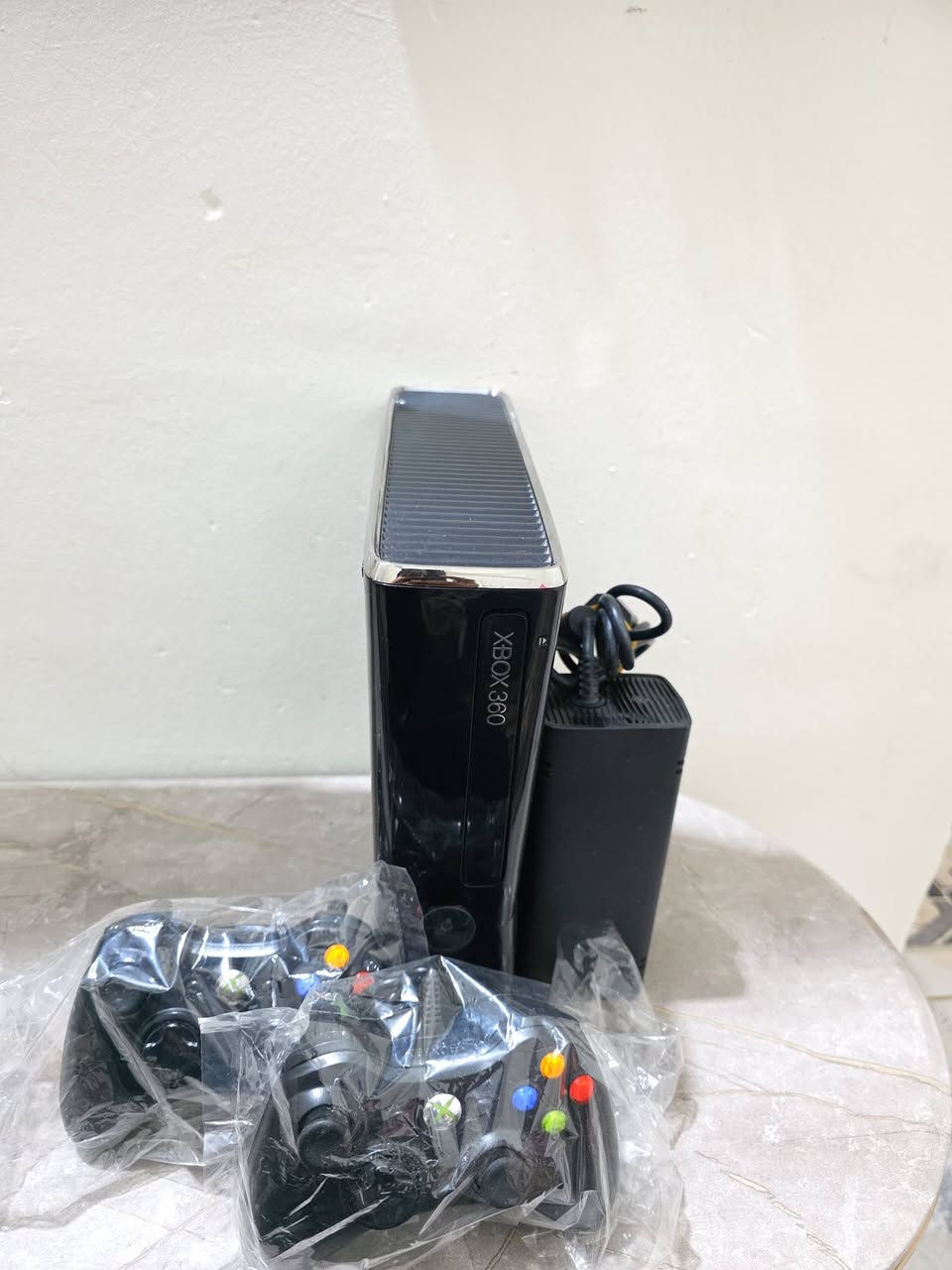 اكس بوكس 360مهكر حيل حيل نظيف نظام اروره ويحتوي على 99لعبة قويه مثل ماموضح بلفيديو ويحتوي على 2جوستك وغراضه كله بلادي شرط الفحص السعر 120وبي مجال للطيبين توصيل جميع المحافظات متوفر ***********
