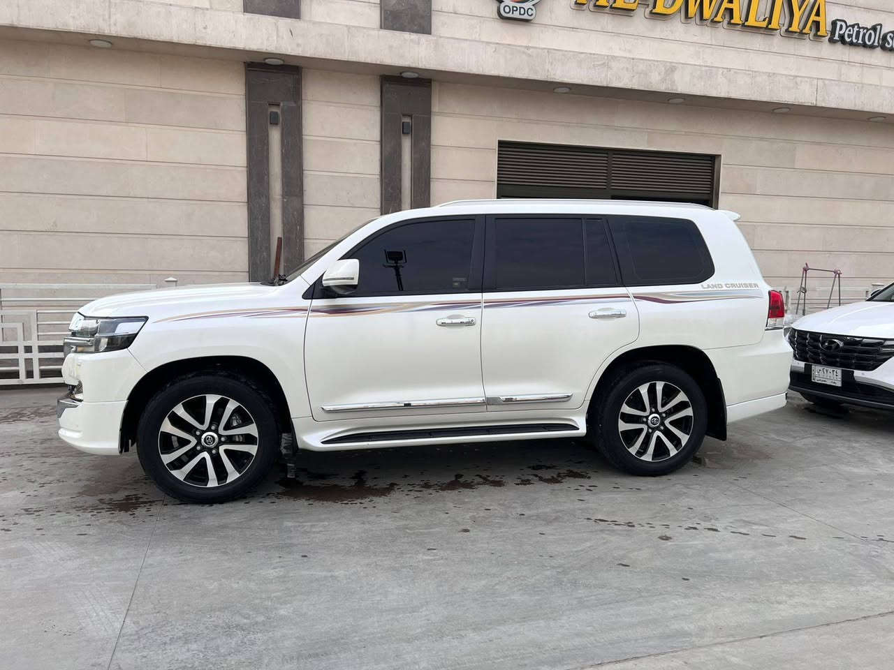 لاندكروز 2019 بريم أصلي GXR الممشى 28 ألف كم حقيقي 100% مكفولة كفالة كاملة من كل شيء حتى الشخطة

🟪 السعر  :: الطلب في التعليقات ويوصلك مباشرة ✍️ 📩                                           فقط على الصفحة مو على كروب🌐

مواصفات البريم 
المواصفات
ناقل حركة أوتوماتيك
بصمة أبواب وتشغيل
فتحة سقف
مقاعد جلد
كراسي أمامية كهرباء مع تبريد وتدفئة
شاشة كبيرة مع نظام ملاحة
رادار أمامي وخلفي
تحذير الخروج عن المسار
نظام النقطة العمياء
تثبيت سرعة راداري
نظام مانع الانزلاق
جناح خلفي
سنسرات أمام وخلف
جنوط وكالة

رقم صاحب السيارة 
***********
