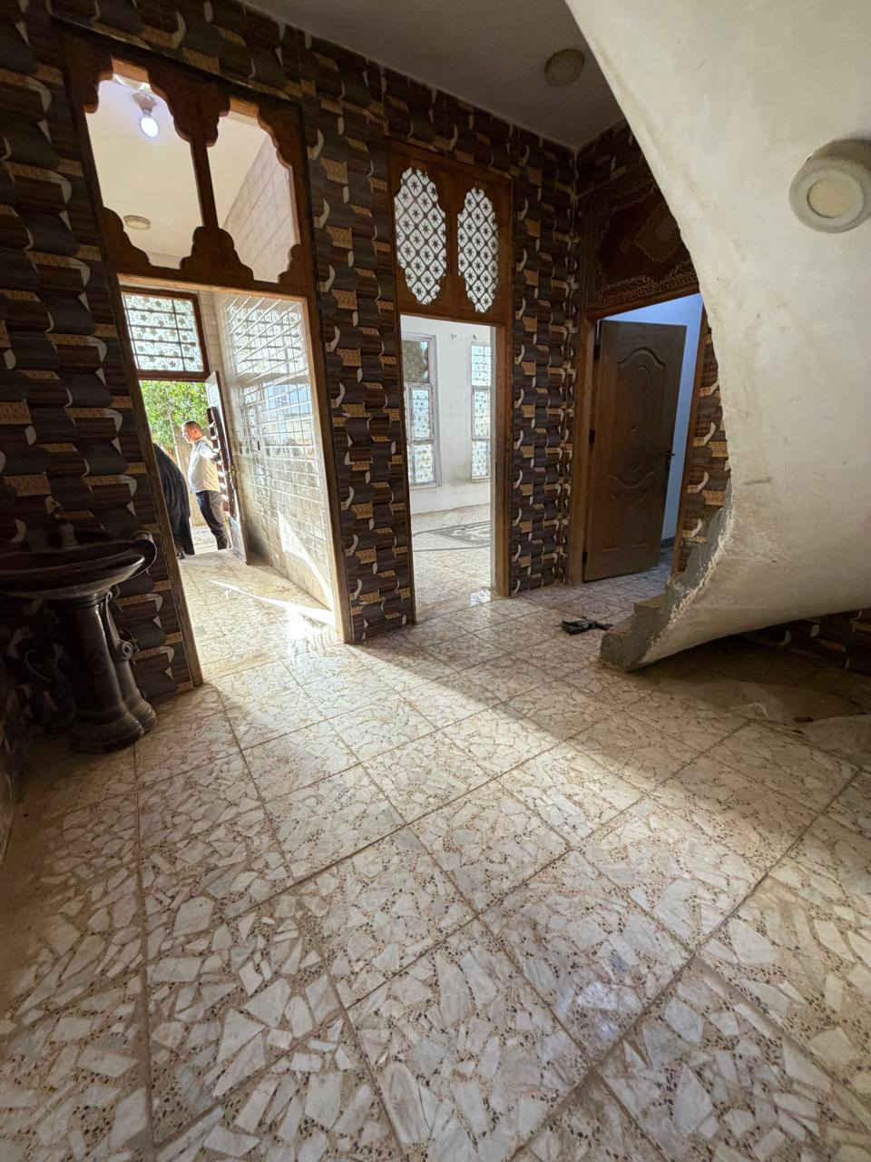 السلام عليكم مكتب عقارات الشمس  مقابيل المستشفى التركي !!!
                         بإدارة ((أحمد الگريطي))
                    
    ☎️***********
                        ☎️***********

🏠مشتمل للايجار مساحه ١٣٠م يحتوي على غرفه وكليدور وصاله ومطبخ ومجمع صحيات وكراج سياره وحديقة 

⁦^⁠_⁠_⁠_⁠_⁠_⁠_⁠_⁠_⁠_⁠^⁩⁦(⁠◍⁠•⁠ᴗ⁠•⁠◍⁠)⁩⁦(⁠◍⁠•⁠ᴗ⁠•⁠◍⁠)⁩⁦^⁠_⁠_⁠_⁠_⁠_⁠_⁠_⁠_⁠_⁠^⁩

🌏الموقع شارع 80 قرب شارع شريفة الجديد 

⁦^⁠_⁠_⁠_⁠_⁠_⁠_⁠_⁠_⁠_⁠^⁩⁦(⁠◍⁠•⁠ᴗ⁠•⁠◍⁠)⁩⁦(⁠◍⁠•⁠ᴗ⁠•⁠◍⁠)⁩⁦^⁠_⁠_⁠_⁠_⁠_⁠_⁠_⁠_⁠_⁠^⁩

💰💸قيمه الايجار 250
