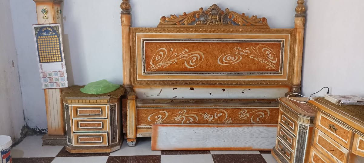 سلام عليكم غرفة نوم كويتي ثقيل مرتبه للبيع بس تختة الجربايه شوي تعبانه والباقي جديد جوانب تاج  400وبيها مجال عنوان البصره النشوه  تلفون***********
