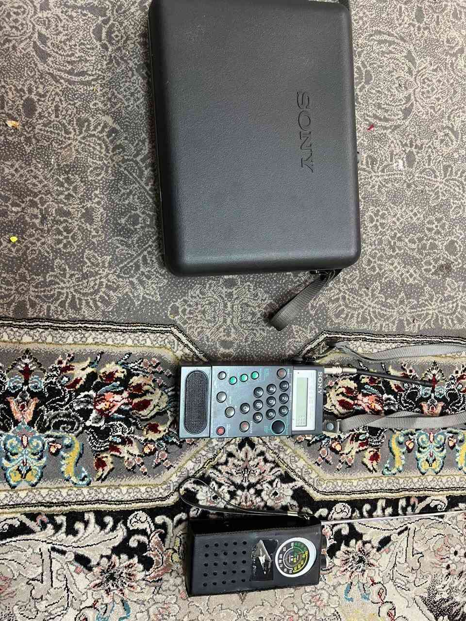 راديوات عدد 3
النوع الأول / سوني مع كامل ملحقاته
النوع الثاني / سوني AIR BAND
النوع الثالث / Harrier pilot
نظافه جيد جدآ مستعمل فتره قليله
السعر الاتصال على الرقم ***********
