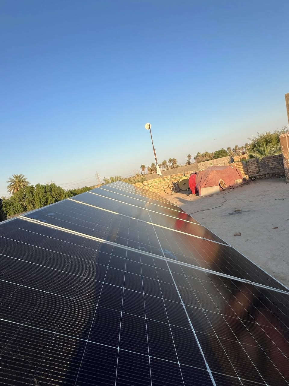 على بركة الله تم تنصيب منظومة طاقة شمسية (ليلي ونهاري) بسعة 20 أمبير، بمكونات عالية الجودة وضمانات حقيقية:

✅ انفيرتر Deye بقدرة 6KW
• مقاوم للعوامل الجوية بمعيار IP65
• ضمان 5 سنوات

✅ بطاريات Felicity Lithium
• عدد 2 بطارية
• سعة 10KWh لكل بطارية
• السعة الكلية 20KWh
• تشغيل مستمر يصل إلى 4 ساعات حسب الحمل
• ضمان 5 سنوات

✅ ألواح Jinko Solar ثنائية الوجه (Bifacial)
• عدد 10 ألواح
• من أفضل الألواح الشمسية عالمياً
• ضمان 15 سنة

✅ هيكل حديدي مغلون مقاوم للصدأ

✅ بورد حماية منفصل للـ AC والـ DC

✅ جميع الملحقات والإكسسوارات الأصلية

✅ ضمان كامل على العمل وجميع مكونات المنظومة من الهيكل والأسلاك وحتى التشغيل النهائي.

المختص للطاقة الشمسية...
خيارك الأفضل لمنظومة آمنة، كفوءة، وتدوم لسنوات طويلة مع ضمان حقيقي وخدمة موثوقة.

📞 للتواصل والاتصال أو عبر واتساب:
***********
***********
