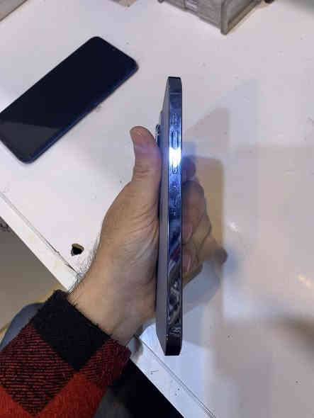 سلام عليكم آيفون 13ً برو ماكس  مثل ماموضح بالصوره 
ذاكره ٢٥٦
بطاريه ١٠٠
كله شغال بس مبدل قطعتين شاشه وبطاريه أصليات مال تفصيخ شرط فيس إيدي شغال سماعات كاميرات كله شغلات ملحقاته ويا كامله سعر 625 وبي مجال بيع فقط عنوان واسط داموك رقمً***********
