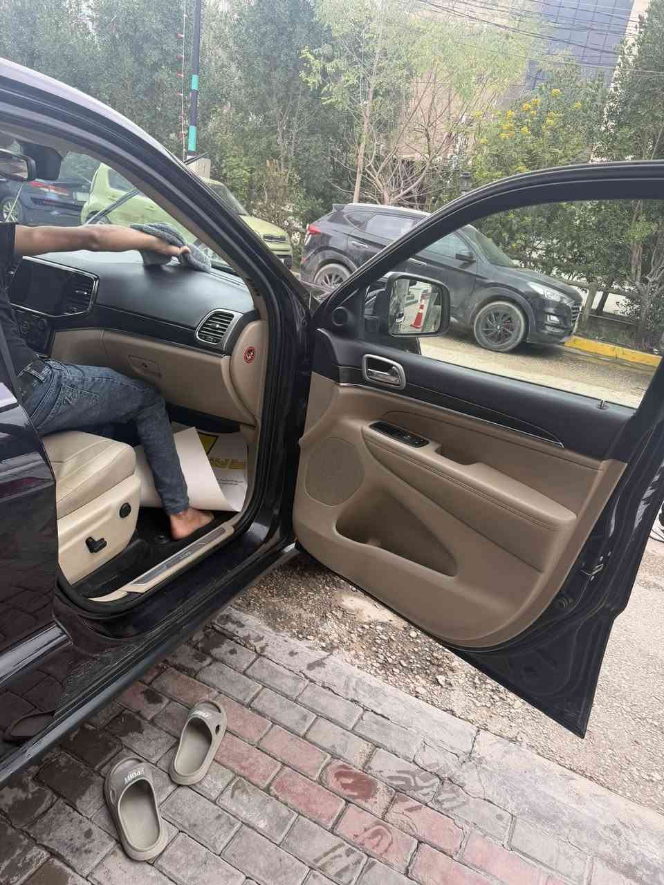 جيب كراند شيروكي لمتدد بلاص ام ال 3 شاشات
فول موصفات مكفوله كفاله عامه وارد خليجي
گير مكينه تبريد شرط الفحص من تبديل تعديل 
موصفات 1/1
محرك 3600 سته سلندر  
موديل 2020 
4x4 فور ويل 
المسافه المقطوعه 72000كم 
حساس امامي +جانبي 
حساس خلفي 
رادار بالمري عند الاشتياز 
هيترات مري 
سقف بنراما 
مري شفط 
دخول ذكي 
تشغيل عن بعد 
داخل بيجي 
ذاكر حفظ وظعيات الجلوس 
كشنات اماميه كهرباء
+تبريد + تدفئه 
كشنات خلفيه تدفئه 
استيرن كهربائي + تدفئه
مصابيح امامي LED
مصابيح زينون
زراگات ماء للمصابيح
كامره خلفيه 
شاشه كبيره 
ويل قياس 20 انج 
صندوق كهرباء
للاستفسار 
***********
