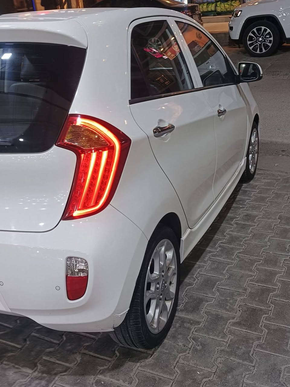 السلام عليكم 
كيا بيكانتو خليجيه شركه الدولية 2015 ماشيه 38كيلو مقفوله عام من الصبغ والضربه والتبديل 
المواصفات 
فول الفول مواصفات فتحه بصمه لد امامي خلفي ويل كب مري شفط ترحيب يدات نيكل دشبول أبيض دبل ايرباك حساس كامره السياره فئه جيتي لاين محرك 4سلندر الكبير كير ومحرك تبريد صدر مكفول رقم بغداد هزه وسنويه ورقم كله جديد باسمي السعر 112ورقه 
العنوان بغداد الاعظميه قرب ساحه عنتر 
الهاتف/***********
