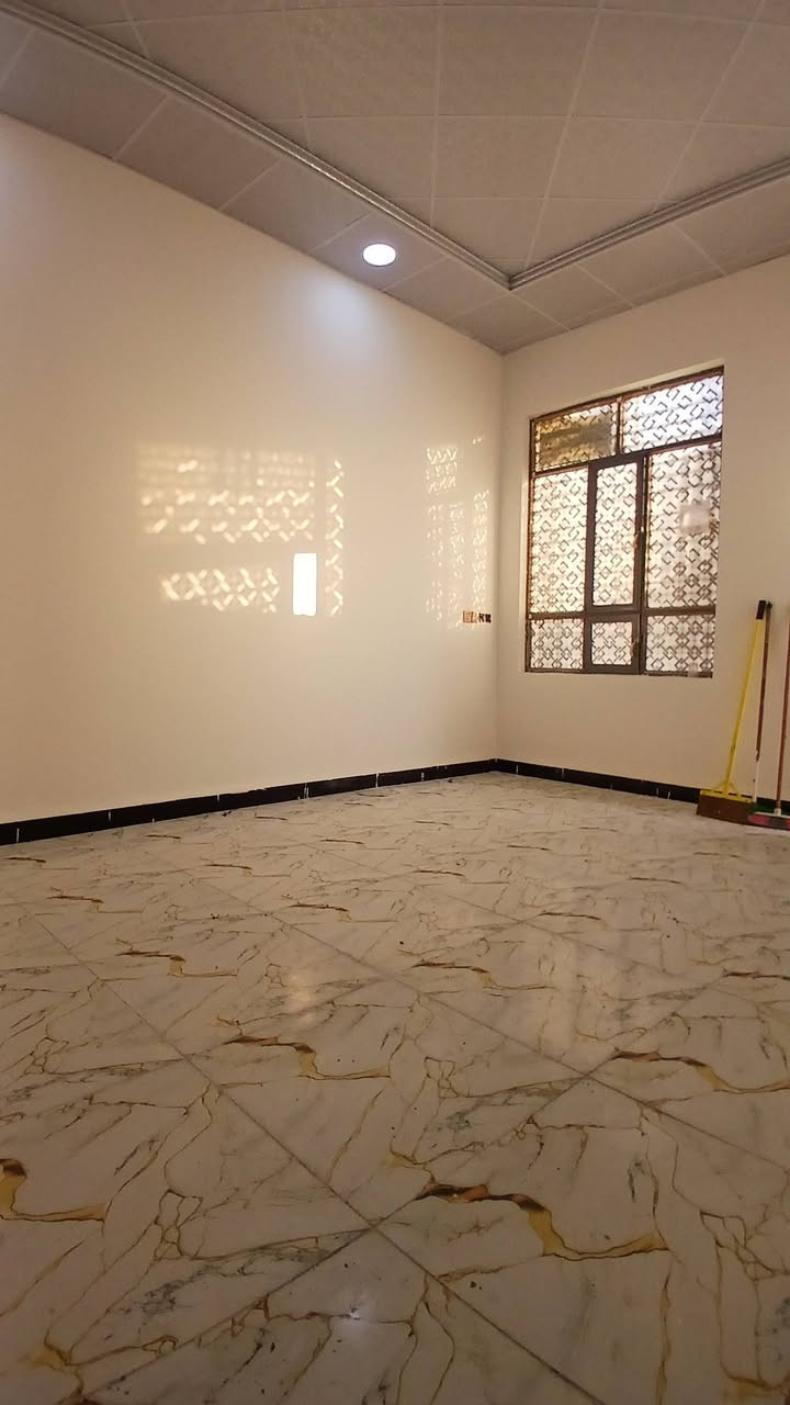 على بركه الله 
بيت للبيع دوانم المعمل 
مساحه ١٠٠متر طابقين يتكون ٢غرف نوم شغل كلش حلو 
موقع البيت قرب سكله كمال الهراط
للاستفسار اكثر اتصل 
***********
او مراجعة مكتب زمزم
