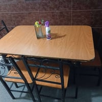 ميز طعام • للبيع