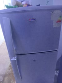 للبيع ثلاجه حجم وصط نضيف السعر 50   قفل مال مستعجل الاتصال على الرقم 0...