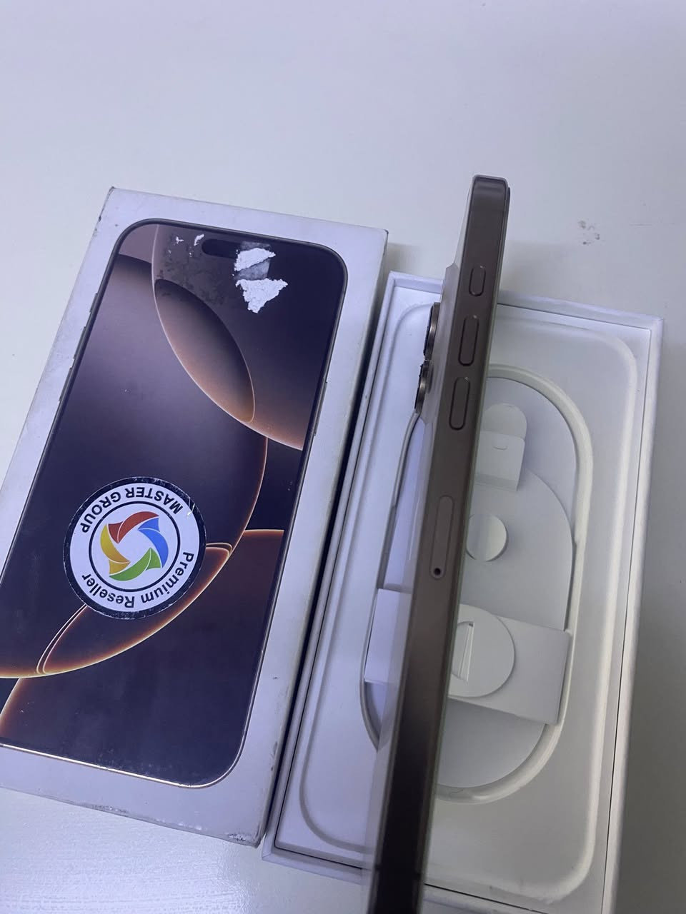 عندي جهاز 16 برو ماكس ذهبي الجهاز ماستر بطارية 94 ذاكرة 256 نضيف ممبدل بيه اي قطعة رايدة ب 1270 مكاني السيدية ***********
