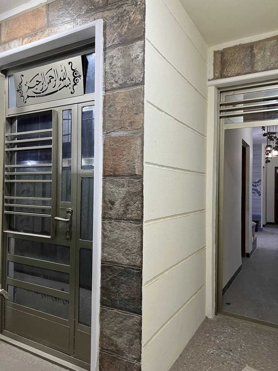 السلام عليكم للبيع  بيت مساحة 82 متر واجهة 5 مدخلين للدار الطابق الارضي صالة ومطبخ وحمام ومنور وغرفة والطابق الاول غرفتين نوم وحمام العنوان حي الحسين قريب على الشارع التجاري والمدارس فرع مرطبات الريان رقم ***********
