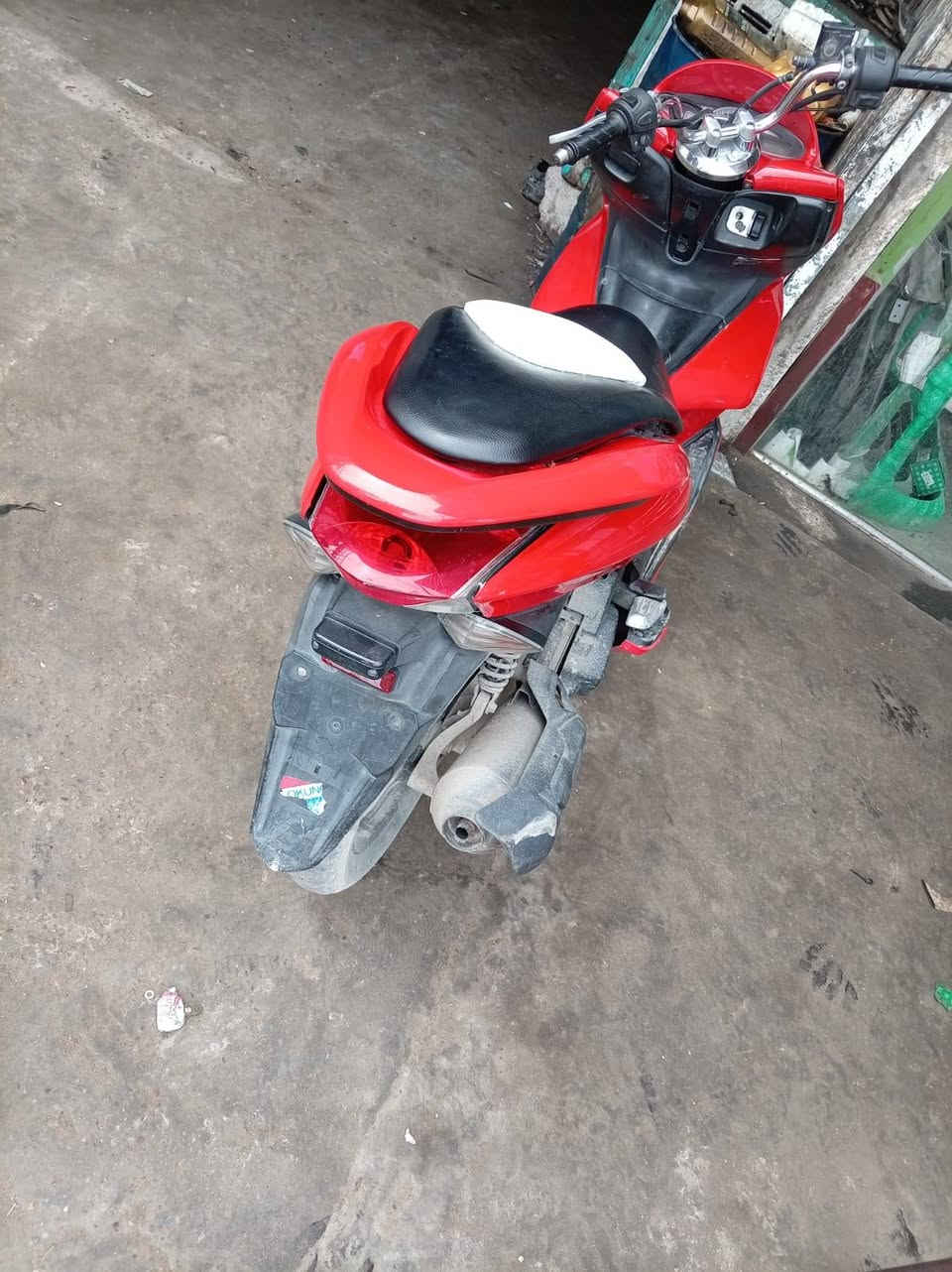 سلام عليكم بيسي اكس للبيع سعر ٩٥٠ مكان حي نصر رقم ***********
