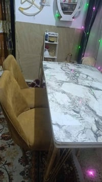ميز طعام • ٤ كراسي • نضيف