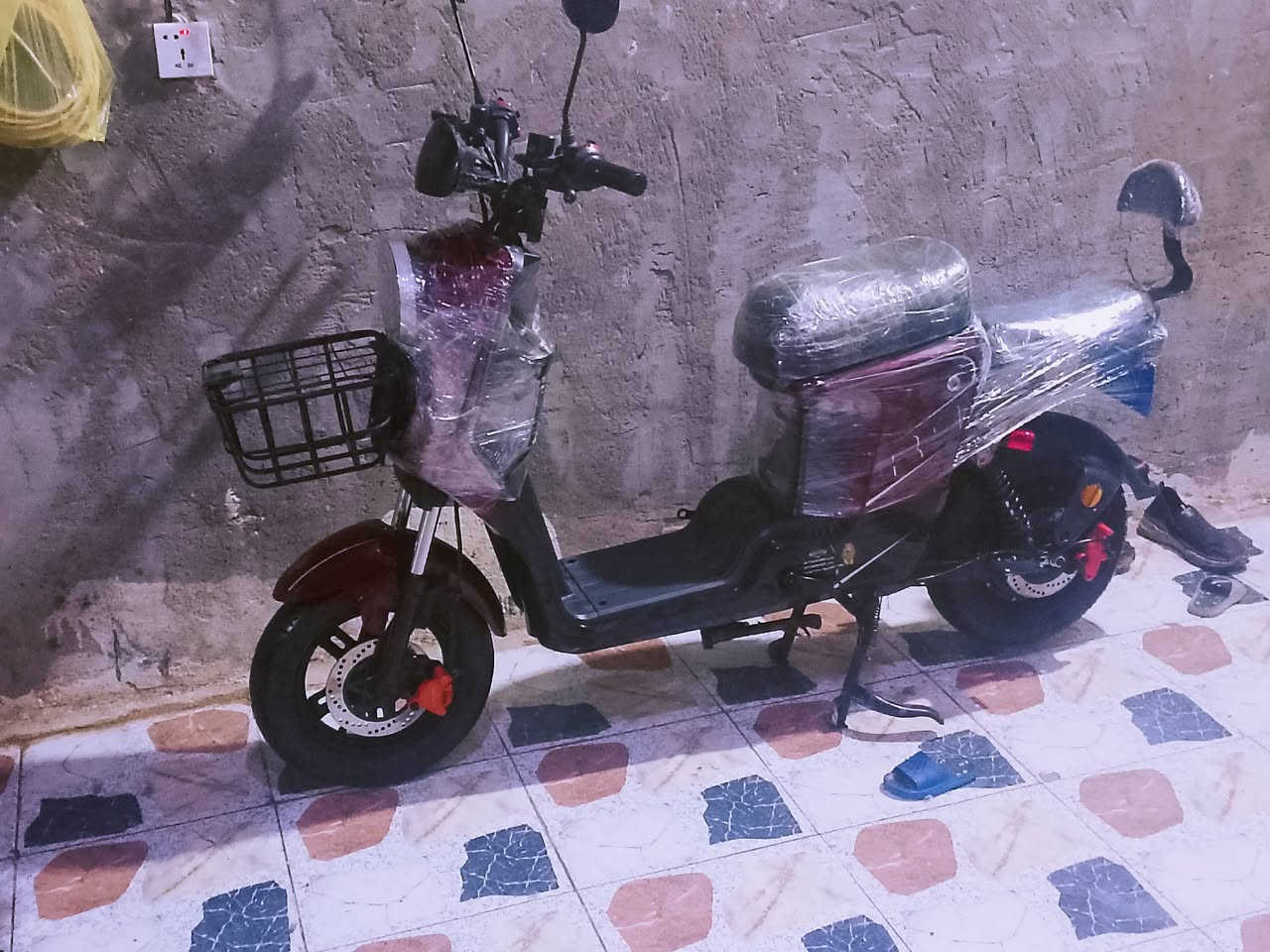 سلام عليكم عندي دراجة شحن للبيع جديد كفاله حجم ار 9 ثنين عندي بطاريه كبار 32 موديل 25 رقمي ***********عنوان محموديه
