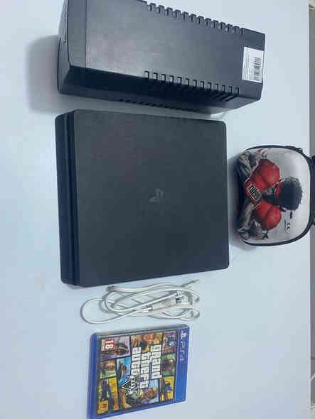 السلام عليكم بلي فور سلم اون لاين للبيع 
ما مفتوح مع ملحقات 
1. يوبي اس جديد 
2. كيبل شحن usp
3. HDMI 
4.قرص gta5
5. جويستك 
السعر ٢٢٥ و بي مجال حك الجيه 
للتواصل ***********
العنون كربلاء طويريج
