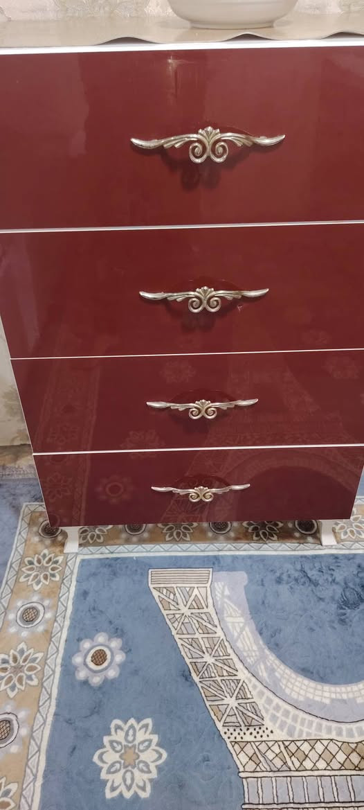 سلام عليكم غرفه اخشاب تركيه للبيع نضيه كلش مستخدمه قليل كلش السعر 600 وبيهه مجال قليل مكاني بالبصره الطويسه  ***********
