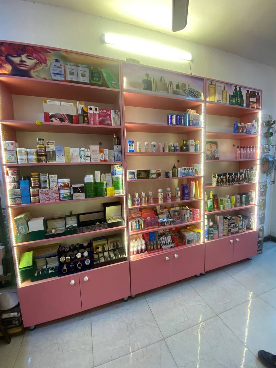 رفوف محل عدد 6 للبيع المكان شارع فلسطين
*********** 
رفوف نضافه 100‎%‎ 

درجه اولى وتر بروف واناره داخليه القياس متر وربع *مترين ونص 
مع رف تعليق 

السعر 800 وبيهم مجال بسيط حق الجية
