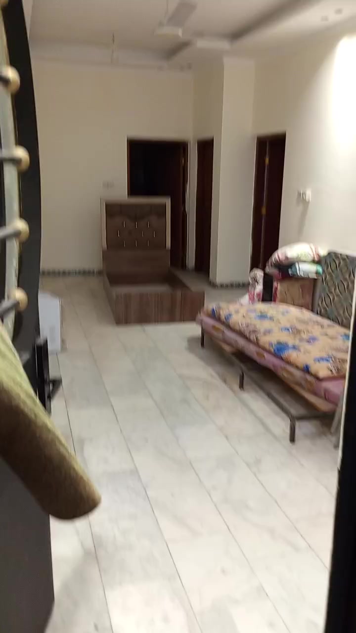 للئيجار شقة جديدة بلكرادة مع سبالت. طابق اول وطابق ثاني غرفتين وصاله ومطبخ وحمام ب750الف. عوائل فقط لاستفسار الاتصال بالرقم ***********
