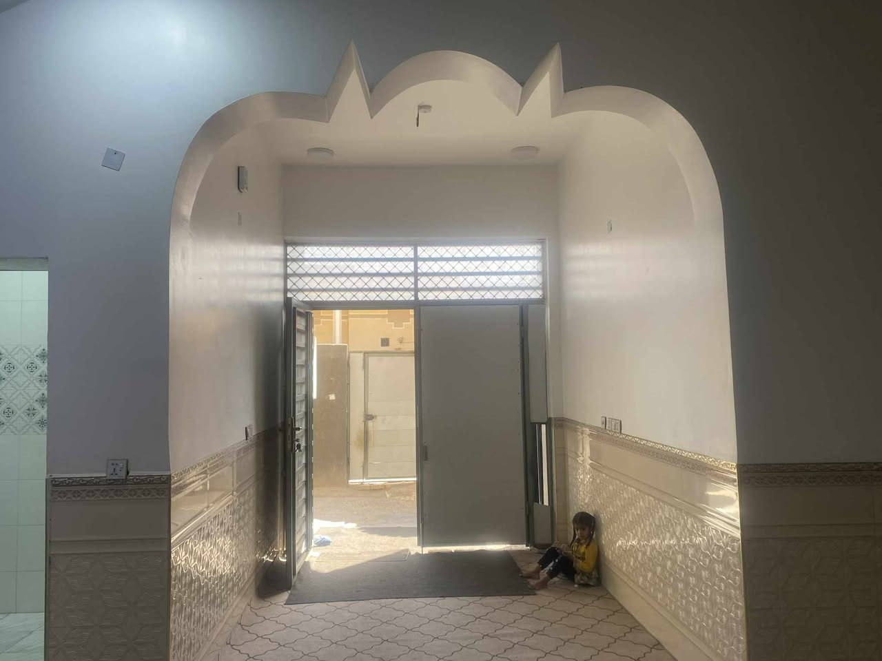 بيت ركن مساحته 357 متر يفتح على متنزه بحي غزه خلف  ال حجي توفيق يتكون من (غرفتين قياس  5 ونص في 4 )(صاله 10 في 4 )(مطبخ 4في 4 )(براني 5في 4) (البراني ثانيه 14 في 5 ) بناء جديد طابوق كونكريت 
للاستفسار مراجعة مكتب عقارات الفنار مجاور مستشفى الخضر العام (***********)
