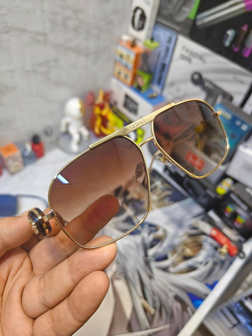 **نظارة شمسية ماركة فيرساتشي (Versace)**
 * **المميزات:** إطار ذهبي أنيق مع شعار الماركة على الجوانب، وعدسات متدرجة تحمي من الشمس.
 * **السعر:** 5 آلاف دينار.
 * **العنوان:** ذي قار - قضاء سوق الشيوخ.
 * **التوصيل:** متوفر لكافة محافظات العراق.
للحجز يرجى المراسلة على الخاص.


**إذا كنت صاحب هذا الإعلان وتريد حذفه لأي سبب، رجاءا أرسل رسالة إلى الدعم الفني**