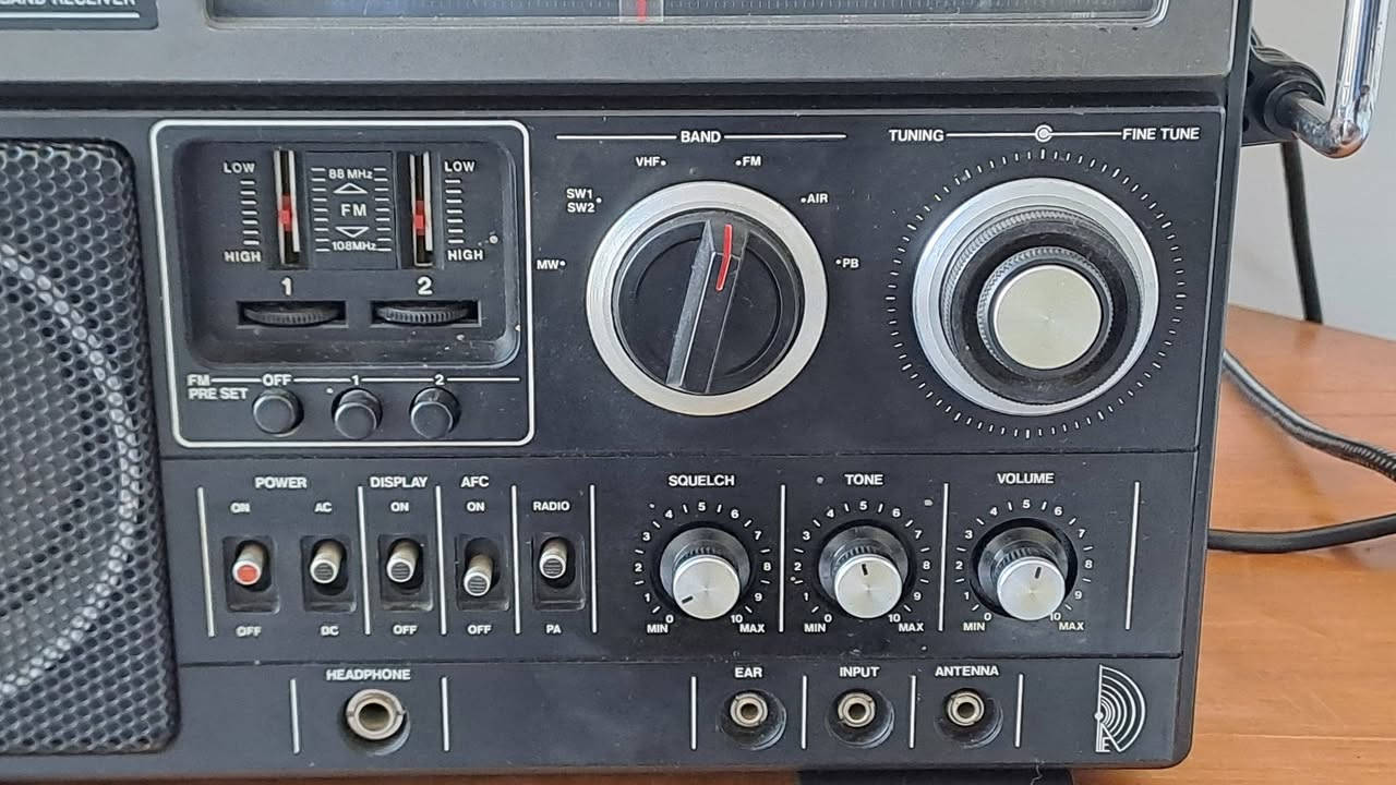 السعر مكتوب في نهاية المنشور
رجاءا إقرأ المنشور كاملا 
الخاص مفتوح للتواصل 
Commander 6100DS Multiband Receiver
راديو كلاسيكي متعدد الموجات (Weltempfänger) يعود لفترة أوائل الثمانينات. 
يجمع هذا الجهاز بين تصميم الراديو المحمول التقليدي وأجهزة استقبال البث اللاسلكي المتقدمة (Analog Scanner).
أهم المواصفات والميزات:
نطاق ترددات واسع جداً: يستقبل موجات الـ FM والـ MW التقليدية،
 بالإضافة إلى موجتين للموجات القصيرة (SW1/SW2)، وموجات الطيران (AIR)، وموجات الخدمة العامة/البحرية (PB/Public).
شاشة عرض هجينة: يحتوي على مؤشر تناظري (Skala) تقليدي على اليمين للبحث عن المحطات، مدعوماً بشاشة رقمية حمراء على اليسار (Digital Frequency Counter) لعرض التردد بدقة دقيقة جداً .

أدوات تحسين الإشارة: يحتوي في المقدمة على مفاتيح مخصصة لنظام Squelch (كتم الضوضاء، وهو ضروري عند البحث في موجات اللاسلكي والطيران)، ومفاتيح للتحكم بنبرة الصوت (Tone) والمستوى (Volume).
محطات مسبقة التثبيت (FM Presets): توجد رافعتان منزلقات ميكانيكيتان أسفل شاشة المؤشر تتيحان تثبيت ترددين مفضلين على موجة الـ FM لسهولة العودة إليهما.
المنافذ: 
يدعم مخارج لتوصيل سماعات الرأس (Headphone)، ومخرج لجهاز تسجيل كاسيت خارجي (Tape)، بالإضافة إلى مدخل لهوائي خارجي (Antenna) لتقوية التقاط الإشارة.
يعمل الجهاز إما عبر التوصيل المباشر بكهرباء المنزل (220 فولت) أو عبر تشغيله لاسلكياً باستخدام 6 بطاريات كبيرة الحجم من نوع (D-Zellen).
بلد المنشأ وسنة الصنع :
جهاز الراديو  تم تصنيعه في اليابان، وصُنع تحديداً في عام 1980 (مع استمرار توزيعه وبيع نسخ مشابهة له حتى عام 1982).
السعر ١٥٠ الف دينار 
توصيل داخل العراق فقط


**إذا كنت صاحب هذا الإعلان وتريد حذفه لأي سبب، رجاءا أرسل رسالة إلى الدعم الفني**