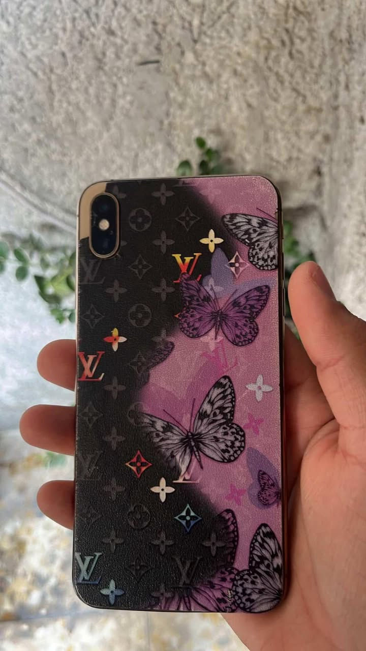 سلام عليكم . آيفون XMAX للبيع او مراوس بي مشكله يرست كل خمس دقائق يطفى ويشتغل مبدل بطارية اصليه ١٠٠٪؜ والضهر مفطور وعليه لزكه السعر واتساب ***********
