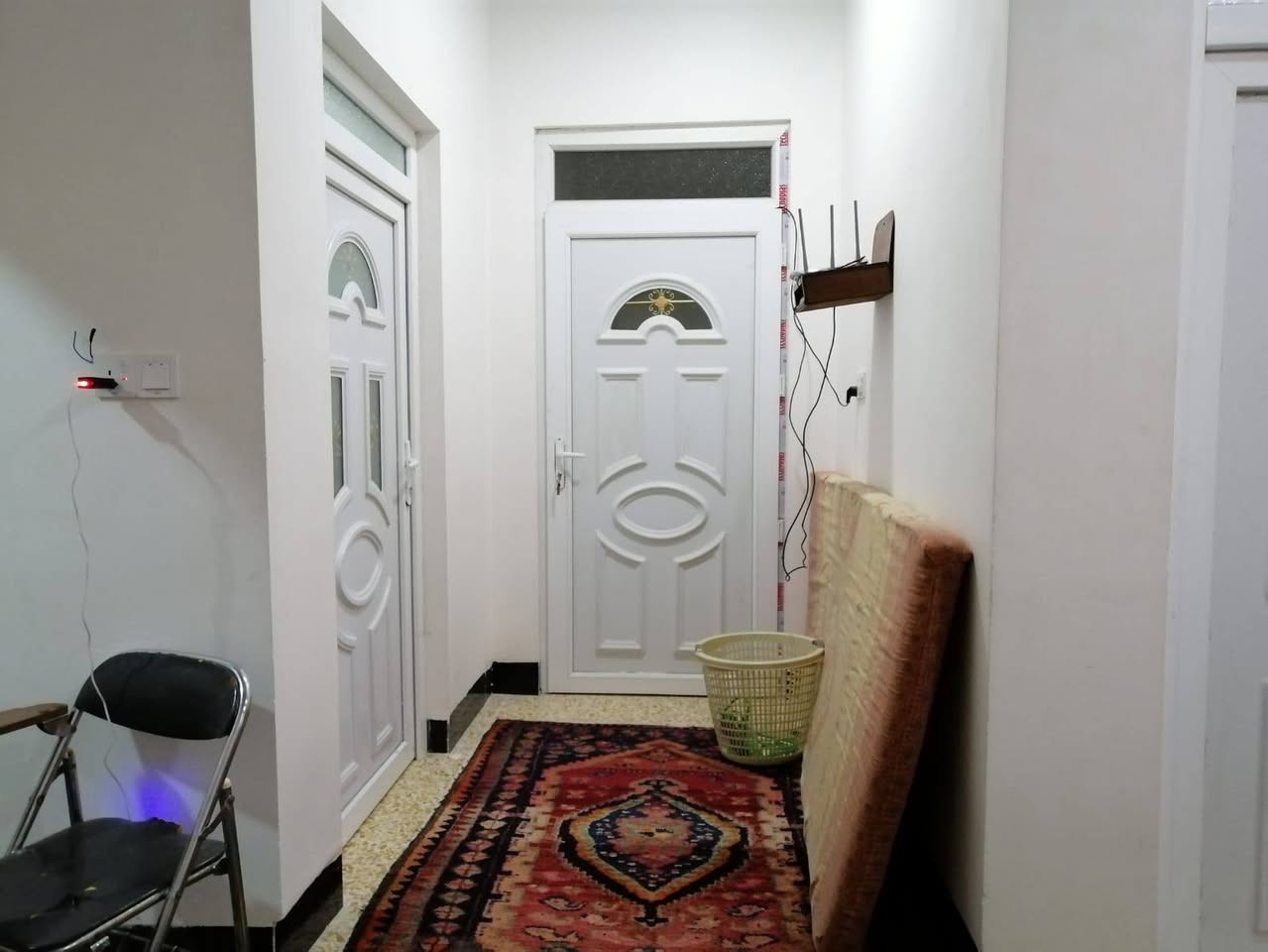 شقه في حي المحاربين للايجار طابق ثاني مدخل معزول مغلق غرفتين وصاله وخدمات  أبواب بلاستك سيراميك ودكتات مبرده بناء قبل ٣ سنوات حديث واجهه ١١ متر .للاستفسار ***********
