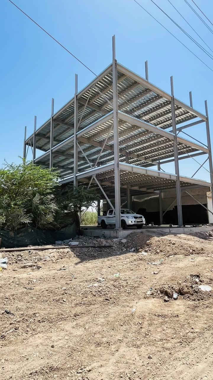 الهياكل الحديدية (Steel Structures): أساس البناء الحديث #جملونات
تُعد الهياكل الحديدية (Steel Structures) واحدة من أهم أنظمة البناء المستخدمة على نطاق واسع في المشاريع الهندسية والمعمارية الحديثة. فهي تتميز بالصلابة والمرونة وسرعة التنفيذ، مما يجعلها الخيار الأفضل للعديد من التطبيقات.

استخدامات الهياكل الحديدية (Applications of Steel Structures):

 1. المباني العالية (High-rise Buildings):
تُستخدم الهياكل الحديدية في تشييد الأبراج والمباني الشاهقة بسبب قدرتها على تحمل الأحمال الثقيلة والرياح القوية.
 2. الجسور (Bridges):
يُستخدم الحديد في تصميم الجسور بسبب خصائصه التي توفر Strength وDurability، مما يجعله مناسبًا للتعامل مع الأحمال المتكررة وحركة المرور.
 3. المنشآت الصناعية (Industrial Structures):
تُستخدم الهياكل الحديدية في المصانع والمستودعات، حيث تحتاج هذه المباني إلى مساحات واسعة دون أعمدة داخلية (Clear Span).
 4. المنشآت الرياضية (Sports Facilities):
الهياكل الحديدية توفر مرونة في التصميم لإنشاء صالات رياضية وساحات بأشكال هندسية مميزة.

مزايا الهياكل الحديدية (Advantages of Steel Structures):

 1. القوة العالية (High Strength):
يتميز الحديد بنسبة عالية من Strength-to-Weight Ratio، مما يجعله قادرًا على تحمل الأوزان الثقيلة بأقل سماكة ممكنة.
 2. سهولة التركيب (Ease of Erection):
يمكن تجميع الأجزاء الحديدية بسرعة في الموقع، مما يسرّع عملية البناء.
 3. المرونة (Flexibility):
الهياكل الحديدية تتيح التعديل والإضافة بسهولة دون الحاجة إلى تغييرات جذرية في التصميم.
 4. مقاومة الكوارث (Resistance to Disasters):
بفضل مرونته وصلابته، يتحمل الحديد القوى الناتجة عن الزلازل والرياح الشديدة.

ملاحظات هندسية (Engineering Notes):

 • يتم حماية الهياكل الحديدية من التآكل باستخدام طبقات من Paint أو Galvanization.
 • يتم تصميم الوصلات باستخدام براغي (Bolts) أو لحام (Welding) لتوفير القوة اللازمة.

الهياكل الحديدية (Steel Structures) هي الحل المثالي لتلبية متطلبات المشاريع الهندسية الحديثة. بفضل مميزاتها واستخداماتها المتعددة، أصبحت خيارًا أساسيًا في العديد من المجالات، مما يعكس تطور التكنولوجيا الهندسية.
وتساب فايبر ***********
