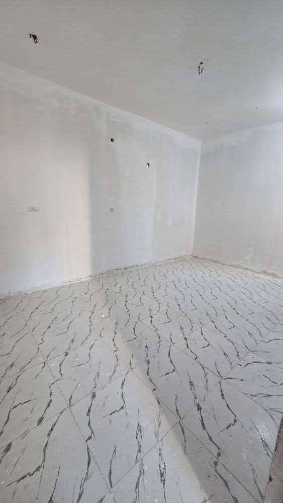 سلام عليكم بيت للبيع بزين لعابدين مساحه 150 كدادم خطوه زين العابدين بشارعين سعره 70 وبيه مجال (*********** ه‍.
