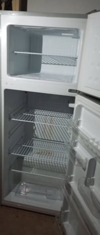 ثلاجة • جديدة • محتاجة صيانة