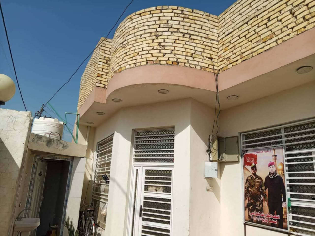 الكوت :
بيت مساحته 200م في حي الحوراء شارع الحشد طابقين الأول متكون من غرفه وهول واستقبال ومطبخ وصحيات داخليه وخارجيه والطابق الثاني غرفتين بس سقفهن سندويج بناء حديث عرض الشارع 20م خدمات كامله ماء وكهرباء ومجاري والشارع صب بقية التفاصيل يم صاحبه السعر 135 مليون وبيه مجال .


**إذا كنت صاحب هذا الإعلان وتريد حذفه لأي سبب، رجاءا أرسل رسالة إلى الدعم الفني**