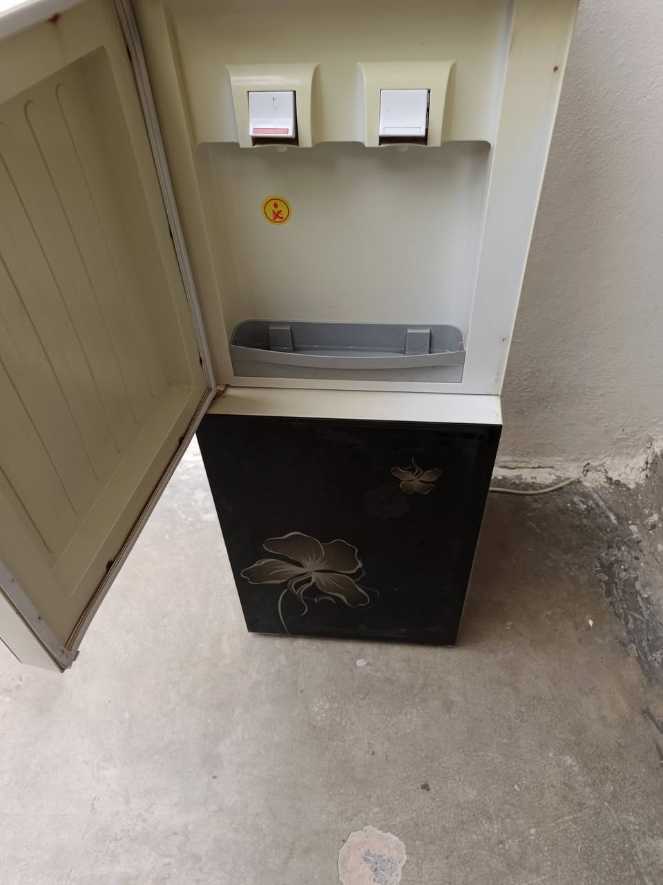 سلام عليكم براد شغال شرط حار بارد ثلاجه كل عيب مابيه كله بلادي فول نضافه سعر 55 وبيه مجال مكاني كركوك حي عسكري شراي اتصل ***********
