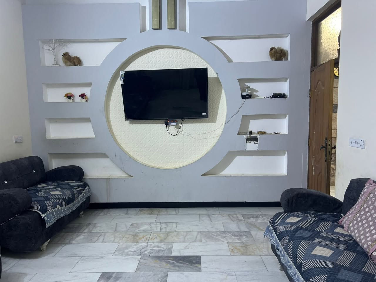 سلام عليكم دار للبيع المساحه 147 متر غرفتين جوه 3 فوك بكانه دور الصحه لاستفسار ***********
