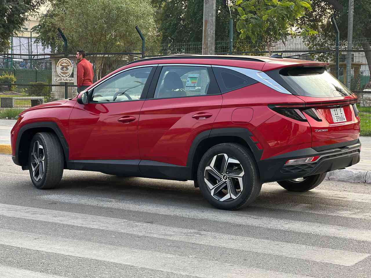 السلام عليكم توسان موديل2023مكينه2500حادث امريكه طرف البنيد وهنا مصبوغة عام بدون دواخل لغد شاصي مكفول فول فتحه بصمه السعر155عنوان بغداد الكرخ *********** ماشيه36ميل
