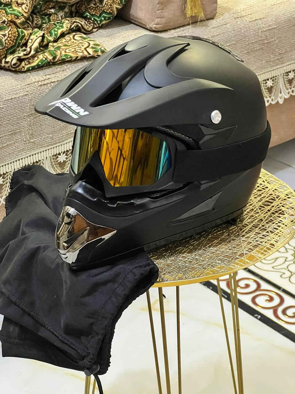 خوذة من ماركة fmvss 218 dot helmet المتخصصة بوسائل امان راكبين الدراجات النارية لتوفير الحماية الكاملة +
نظارات. جديده 
كمامة طويلة. هاذه رقمي ***********
