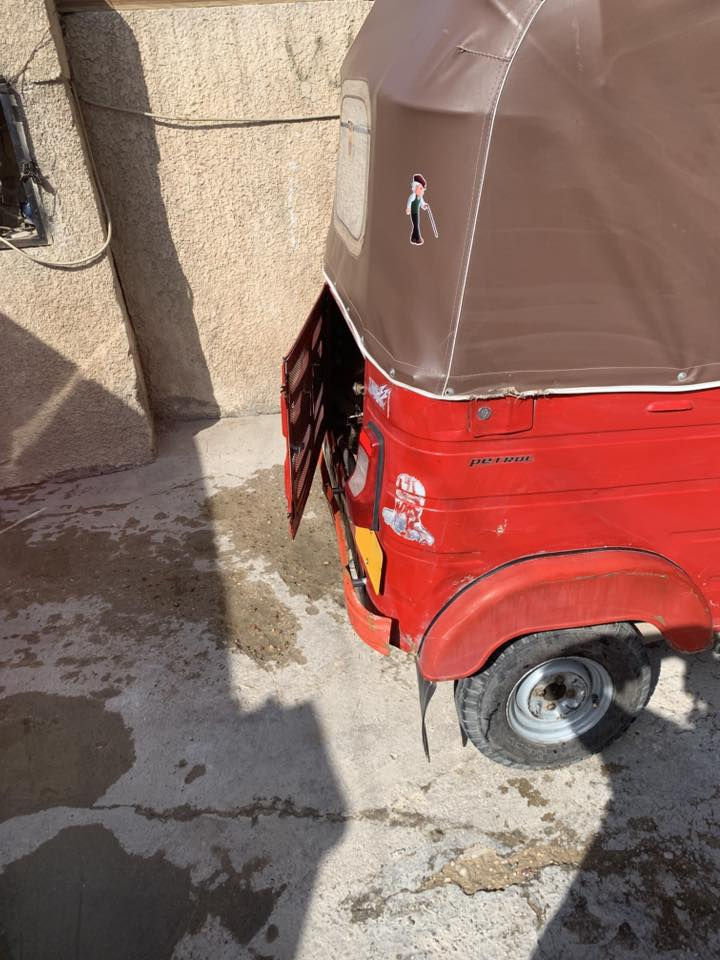 سلام عليكم 
تكتك لبيع
موديل ١٧ بس محسوبه عل ١٨
اوراق كبس 
محرك مجفت 
مكاني بغداد الدوره شارع ٦٠
***********
