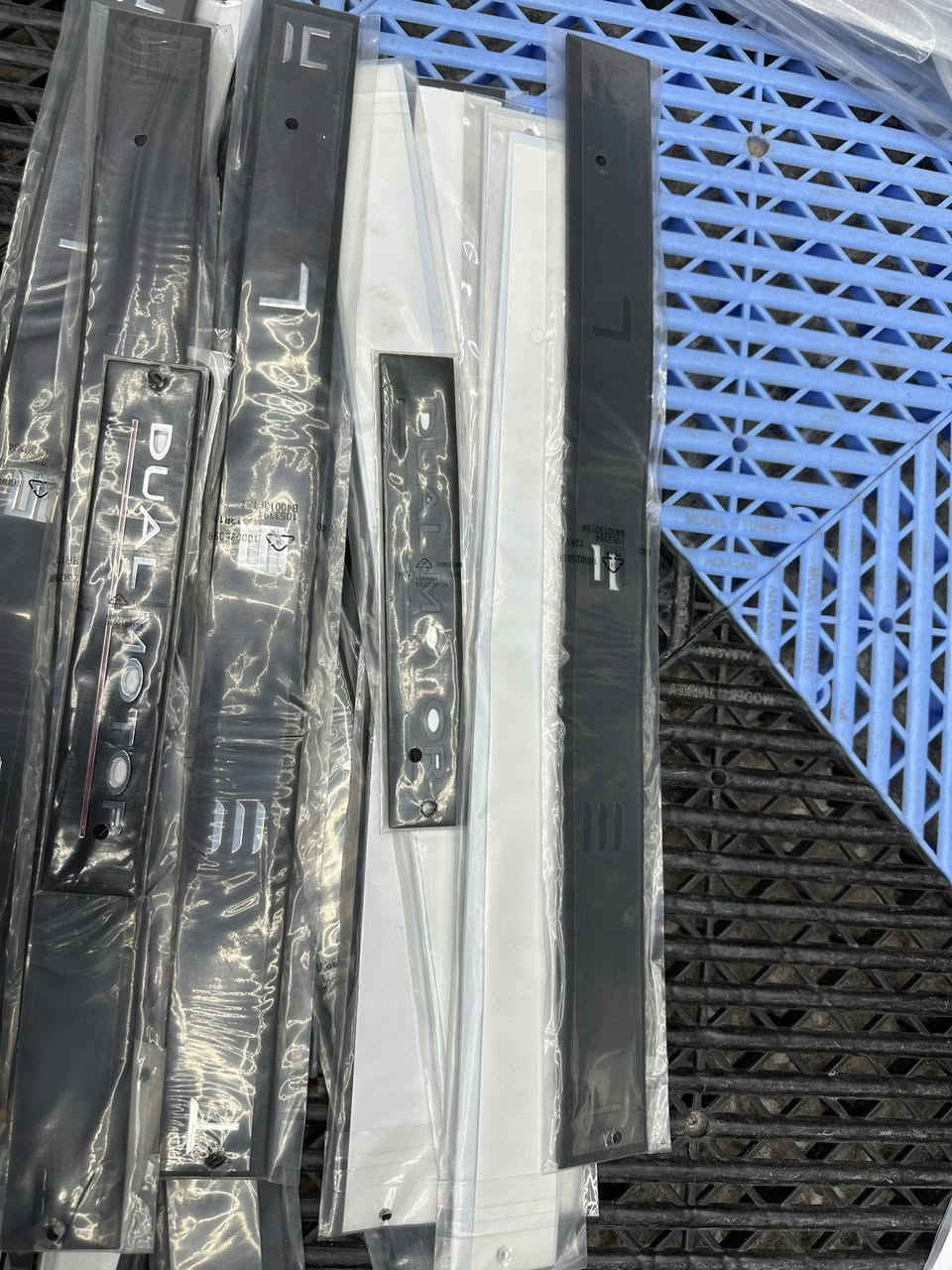 جميع اكسسوارات تسلا ٣ وتسلا واي ***********
