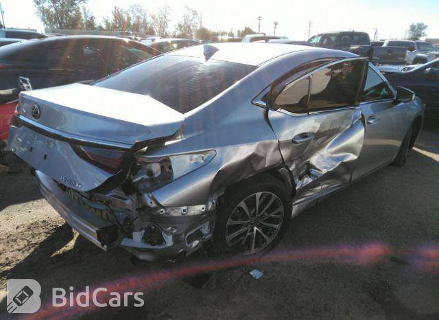 السلام عليكم لاكزز ES350 2022 واد امريكي  محرك سته سلندر بانزين فول الحادث موضح بل صور السياره ماشيه 47الف ميل رقم اربيل تحويل ثاني يوم ***********
