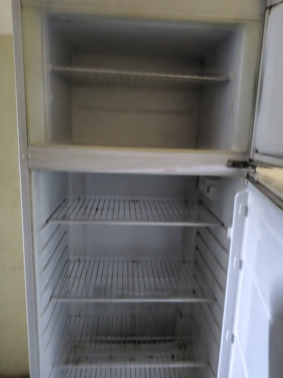 سلام عليكم ثلاجة لبيع شغله شرط تجميد شراي خابر مكلف بل نشر ((***********))
