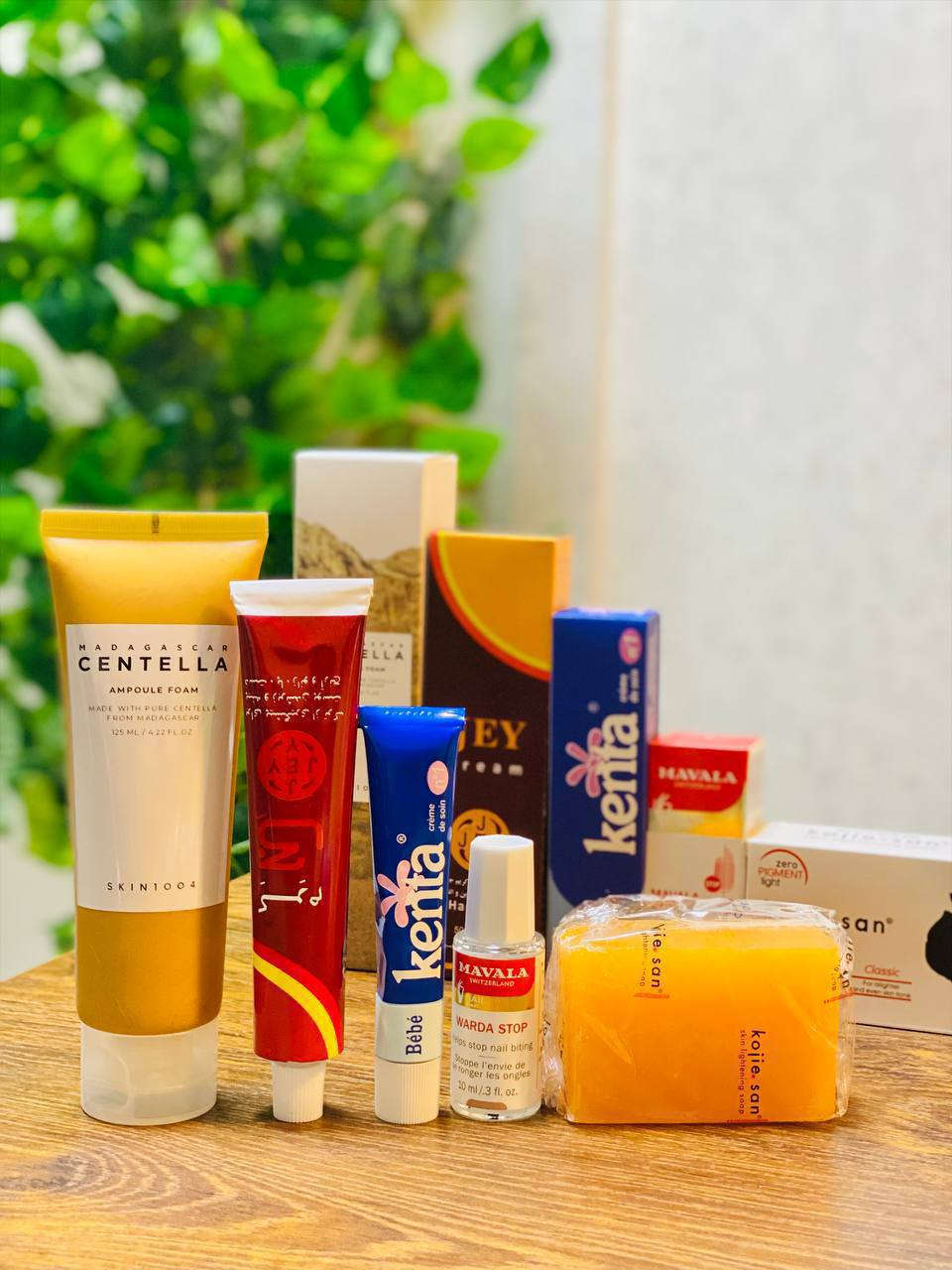 عرض عناية متكامل يجمع إشراقة البشرة، تفتيح المناطق، نعومة اليدين والقدمين، وتقوية الأظافر 💯💯
يتكون من 💯
1️⃣ غسول SKIN1004 Madagascar Centella Ampoule Foam
غسول لطيف ينظف البشرة بعمق بدون ما يسبب جفاف، يزيل الأوساخ وبقايا المكياج وينقّي المسامات، ويحتوي على السنتيلا اللي تهدئ البشرة وتقلل الحبوب والاحمرار. يخلي البشرة نظيفة، ناعمة ومهيأة لباقي العناية، ومناسب لكل أنواع البشرة حتى الحساسة 🌿

2️⃣ كريم JEY كرم جي الإيراني لليدين والقدمين
كريم غني يرطب بعمق ويعالج الجفاف والتشققات، يساعد على تنعيم اليدين والقدمين من أول استخدام، ومع الاستمرار يعطي مظهر صحي وملمس مخملي. مثالي للي تعاني من خشونة القدمين أو جفاف اليدين، ويخليهم ناعمين ومرتبين ✨

3️⃣ كريم كينتا Kenta
كريم فعّال يساعد على تفتيح المناطق الداكنة تدريجياً، يوحد لون البشرة ويرطبها بنفس الوقت، مناسب للاستخدام اليومي ويعطي نعومة وإشراقة واضحة مع الاستمرار 🤍

4️⃣ Mavala Stop للأظافر
منتج مخصص للعناية بالأظافر، يقلل من عادة قضم الأظافر ويساعد على تقويتها وحمايتها، يخلي الأظافر مرتبة وأقوى ويعطيها مظهر صحي وأنيق 💅

5️⃣ صابونة Kojie San
صابونة معروفة بتفتيح البشرة وتوحيد لونها، تساعد على تقليل التصبغات والبقع الداكنة، وتنطي إشراقة ونقاء مع الاستخدام المنتظم، وتناسب الجسم والمناطق اللي تحتاج تفتيح ✨

سعر العرض 27 الف 
🚘يوجد خدمة توصيل لجميع محافظات العراق 5 الاف🚘


**إذا كنت صاحب هذا الإعلان وتريد حذفه لأي سبب، رجاءا أرسل رسالة إلى الدعم الفني**