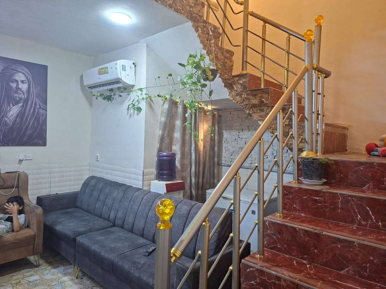 السلام عليكم 
بيت للبيع زراعي اربع شوارع خلف مول 

 الحامد قرب حسينيه شاكر الساعدي 

المساحه 180 متر الواجه 10 والنزال 18 

يحتوي على 5 غرف نوم 3 حمامات وبيت بناء درجه والى 

السعر 220 مليون قابل للتفاوض للستفسار *********** ابو علي
