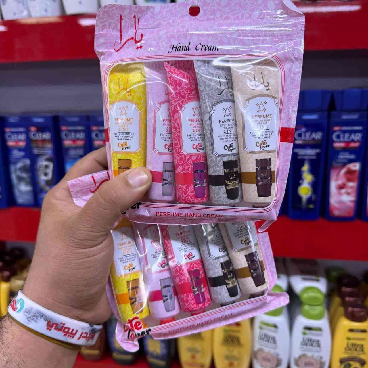 مجموعة من كريمات اليد المعطرة 🧸🖐🏻🫧🌼 سيت خماسي 
ينعم بشرة اليدين ويمنحها النعومة والترطيب والإشراق تساعد الكريمات التخلص   منو الجفاف ، وتحمي بشرة اليدين الرقيقة ، 
تتميز  برائحة معطرة خفيفة. تحتوي المجموعة على 5 منتجات برائحة مختلفة. 
بُعطـر العطـور 🥹🍬🪻🍓
سيت مرطبات يد الحجم مني 
تكدرين تخليـة بالجنطة
✅السيت يحتوي على 5 قطع

 السعر 3 الف 

توصيل 5 لجميع المحافظات


**إذا كنت صاحب هذا الإعلان وتريد حذفه لأي سبب، رجاءا أرسل رسالة إلى الدعم الفني**
