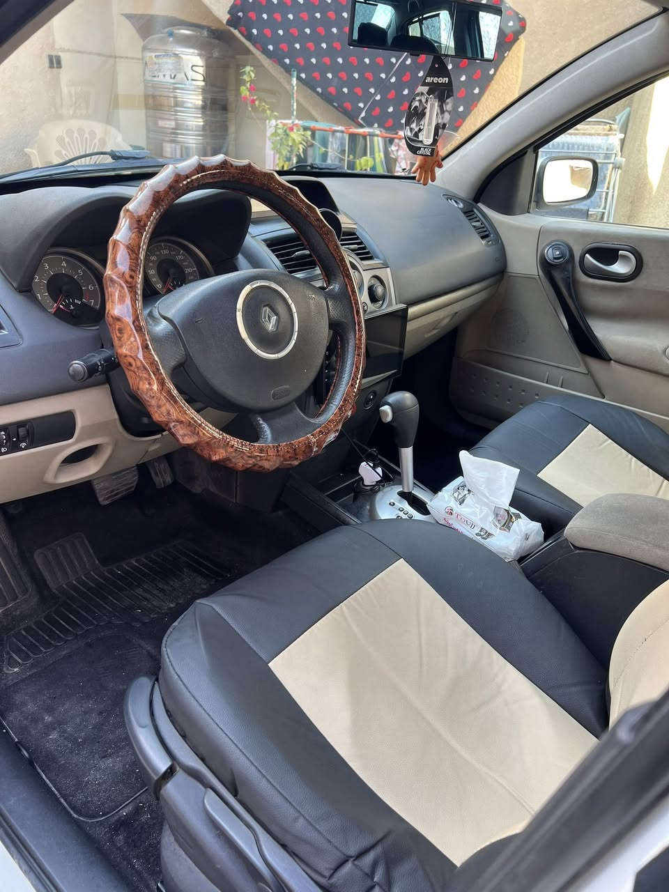 السلام عليكم
رينو ميكان موديل 2008 

محرك 1600 

سياره نضيفه 

تدفيه تبريد شغال 

تخم تايرات جدد 

 عمل دوشمه جلد جديده 

بيهه بارد كلش بسيط خلف باب السايق بلهلال 

سياره نضيفه على أيدي 

السعر 59$

وبيهه مجال 

للاستفسار 

***********
