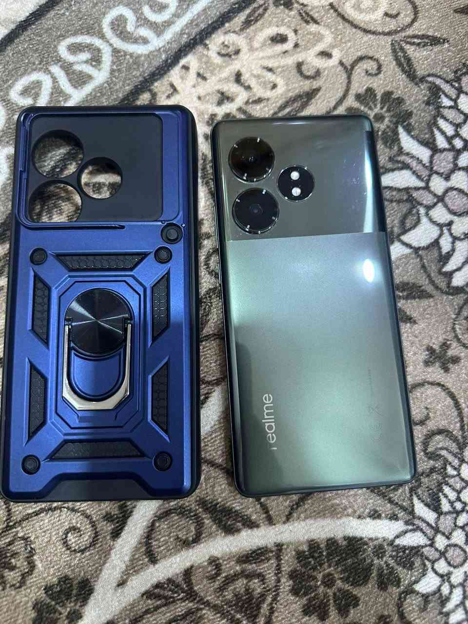 ريلمي GT6T
الأداء: معالج Snapdragon 7+ Gen 3 بتقنية 4 نانومتر، مع معالج رسومي Adreno 732.

​الشاشة: من نوع LTPO AMOLED بحجم 6.78 بوصة، تدعم 120Hz وسطوعاً يصل إلى 6000 شمعة (Peak).

​البطارية والشحن: سعة 5500 مللي أمبير وتدعم الشحن السريع بقدرة 120 واط (شحن 50% في 10 دقائق).

​الكاميرا: خلفية مزدوجة؛ الأساسية 50 ميجابكسل (بمستشعر Sony LYT-600) مع مثبت بصري OIS، وثانية 8 ميجابكسل للتصوير الواسع. الكاميرا الأمامية 32 ميجابكسل.

​الذاكرة: 12GB، ومساحات تخزين  256GB،

​إضافات: مقاومة رذاذ الماء والغبار IP65، حماية شاشة Gorilla Glass Victus 2، وسماعات ستيريو جهاز افلاكشب بدون غراض بس شاحنه وياه السعر 430 بيه مجال توصيل موجود اتصال *********** مكاني الديوانيه
