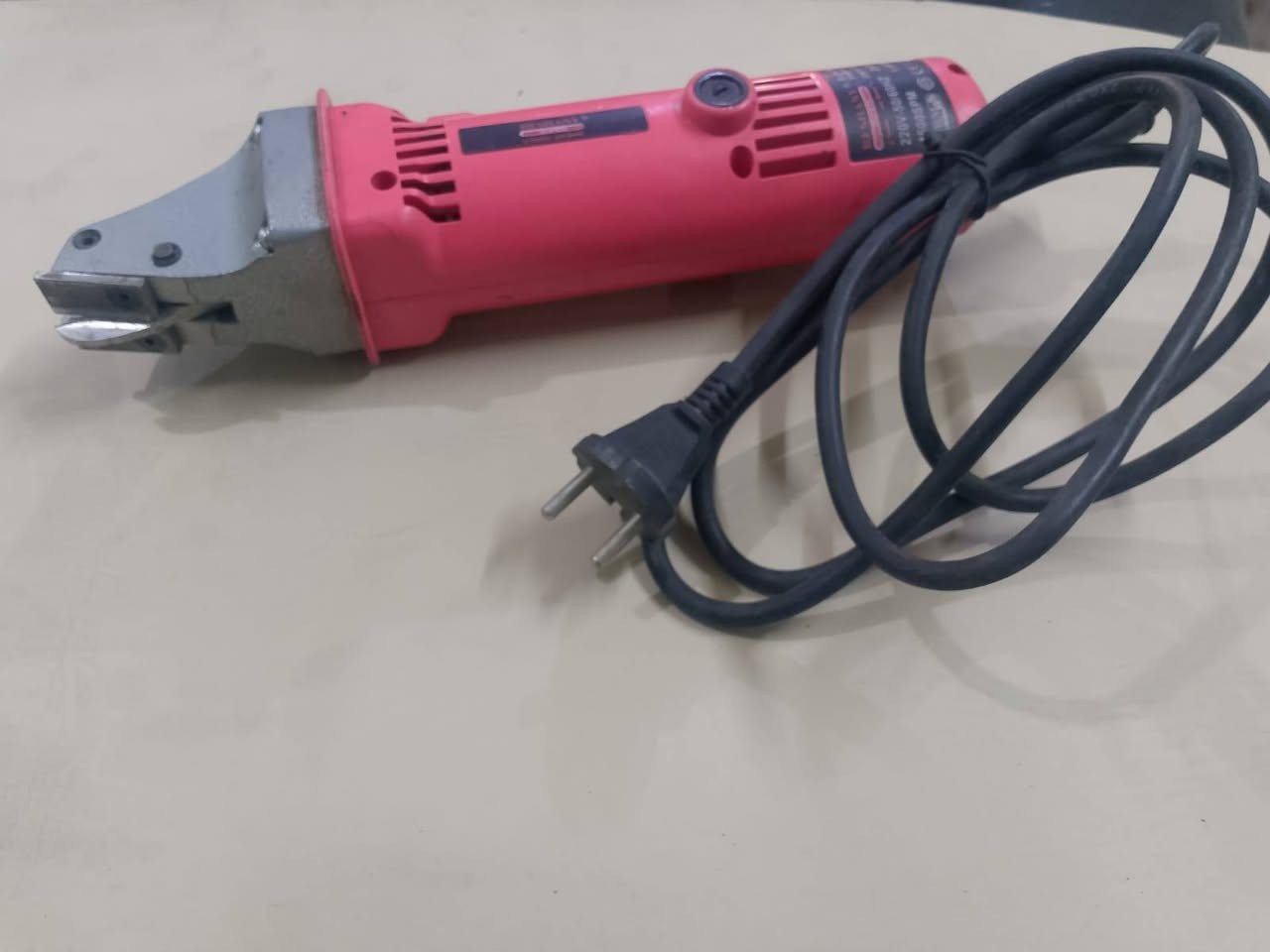 السلام عليكم مقص مال بليت للبيع
سعر 15

بغداد الشعب 
واتساب ***********
