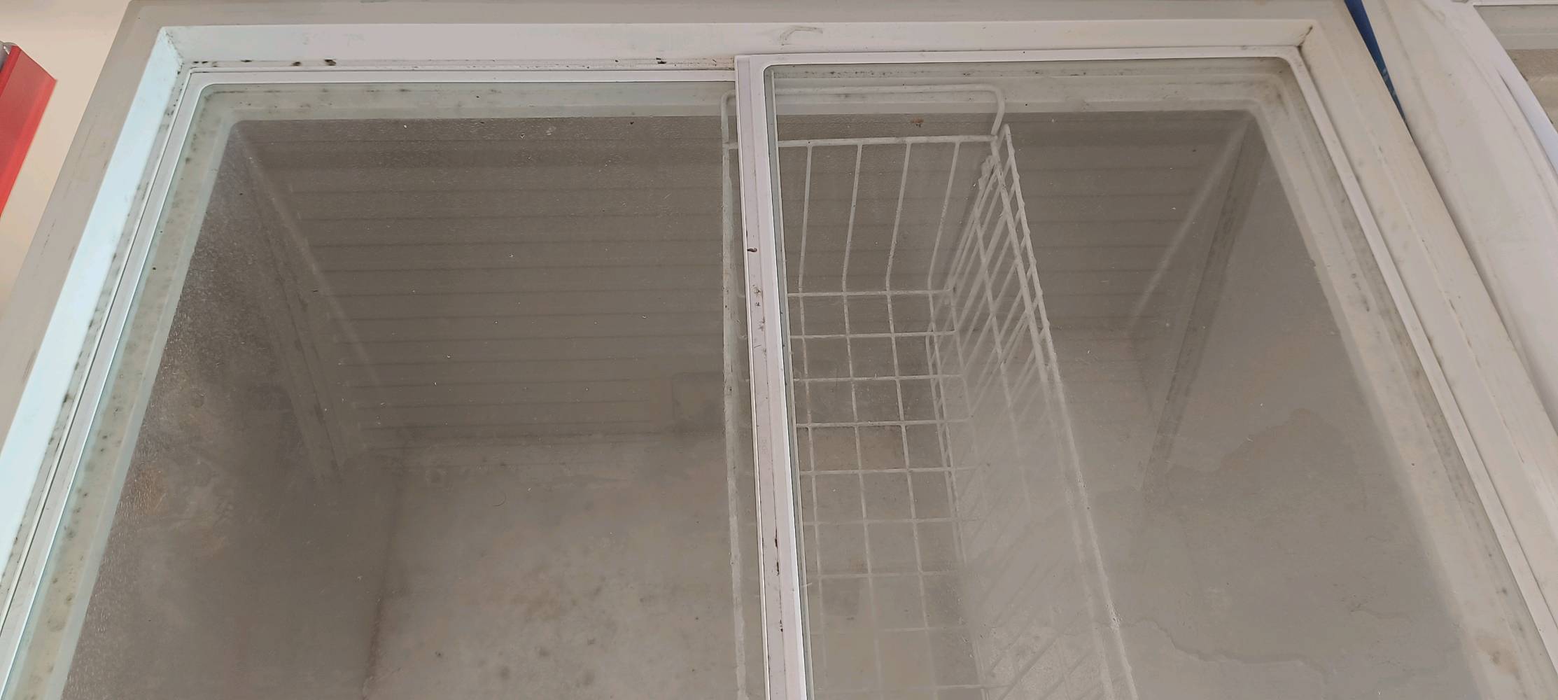 مجمدة كبيرة 7 قدم 
تبريدها شغال وكلش قوي 
نظيفه جدا وفي حاله ممتازه 
سبب البيع/ الحاجة إلى الأموال 
تجي تشوفها وتشوف تبريدها 
السعر قابل للتفاوض 
الموقع/العسكري الحر/قرب شقق المستشفى التركي/أسواق البسملة 
