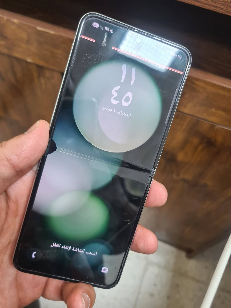 للبيع  سامسونك z flip 5 نسخة يابان ذاكرة 256 شغال كامل بس اكو ضربة بالشاشة ومتلمس من الوسط السعر 130 الف *********** واتس اب
