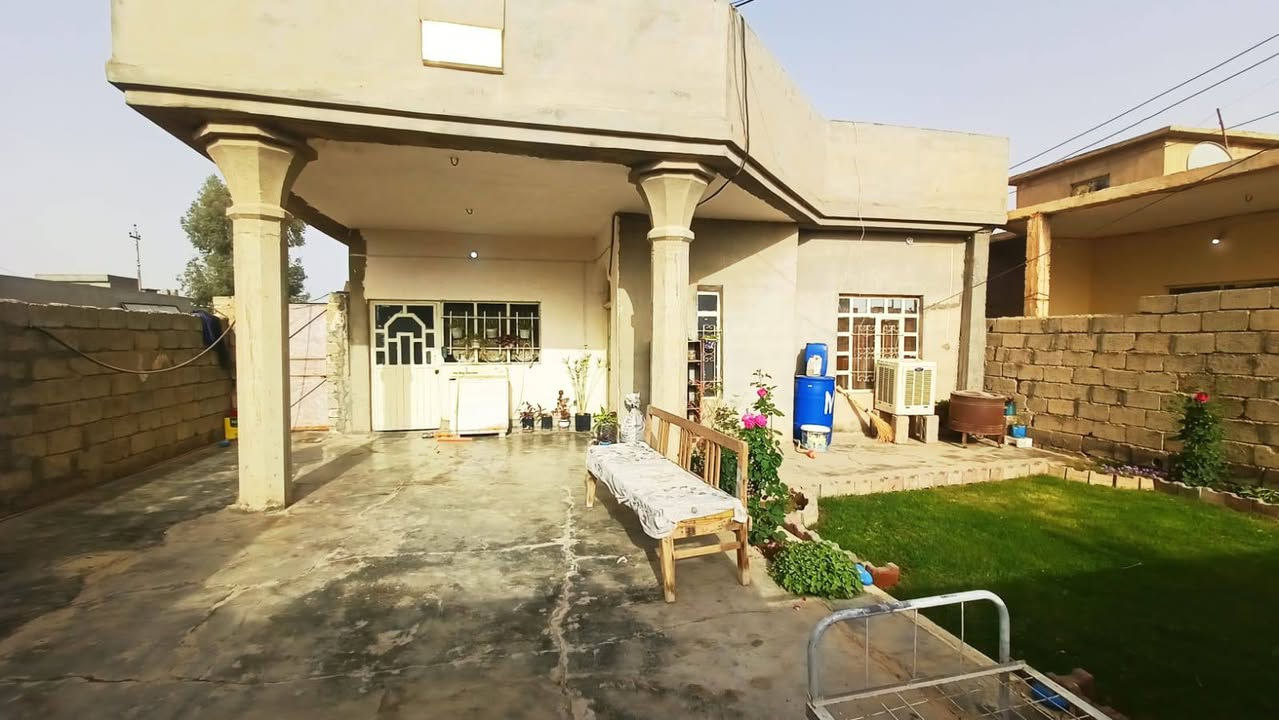🏠 بيت + قطعة للبيع - البيت جاهز للسكن 
للبيع بيت في الحويجة/ حي السلام / التبليط الثاني الفرع المقابل لبرج الاتصالات بمساحة واسعة وتصميم حديث، مثالي للعوائل اللي تدور على الراحة والاستقرار. البيت مبني بترتيب هندسي ممتاز واستغلال ذكي لكل شبر.
📍 تفاصيل ومساحات البيت:
المساحة: البيت 250 متر مربع + القطعة 250 متر مربع المجموع (500 متر مربع).
غرف النوم: غرفتين نوم كبار (4.5م × 5م) قياسات مريحة جداً.
الاستقبال: غرفة استقبال واسعة (8م × 4م) مخصصة للخطار ومعزولة.
القلب المجمع: هول داخلي كبير (8م × 3م) يجمع البيت كله (الغرف، المطبخ، الحمام، والكلدور).
المطبخ: مطبخ واسع (4.5م × 5م) شغل مرتب.
الخارجي: طرمة وحوش جبير يحتوي على حديقة واسعة تفتح النفس، مع تواليت خارجي.
التهوية: حوش خلفي (منور) بعرض 2 متر يضمن إضاءة وتهوية ممتازة لكل البيت.
_البيت جاهز تأسيسات كهرباء وماي كاملة واصلة لكل المرافق.
_البيت مجهز بـ (گيزر) سخان مياه وتانكيات ماي ومنصوبة بالكامل.

📞 للشراء أو الاستفسار، التواصل مع صاحب البيت مباشرة:
[الرقم الاول]***********
[الرقم الثاني]***********
