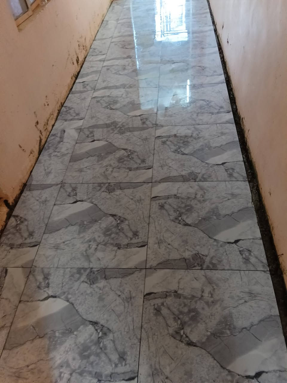 السلام عليكم  صفاف سيراميك جدار ارضي متفرغ حاليا شغل نضيف ومرتب توصل واتساب ***********
