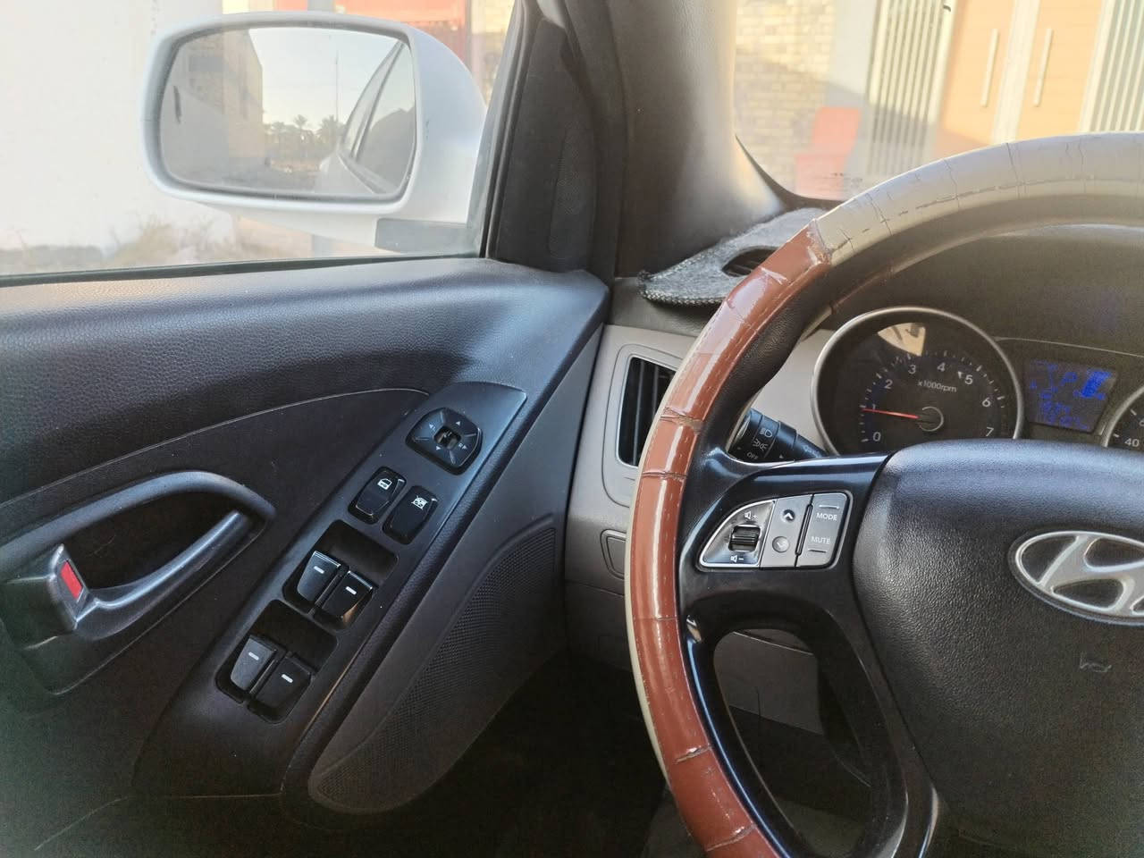 السلام عليكم يوجد توسان موديل ١٥ لون ابيض رقم بغداد انكليزي بسمي تحويل مباشر مكينه ٢٠٠٠ دوش السعر ١٢٥ ابيع غير مكفول بدون سونر شوف العين بيه طخات اوصبغ استفسار *********** المكان حله كفل
